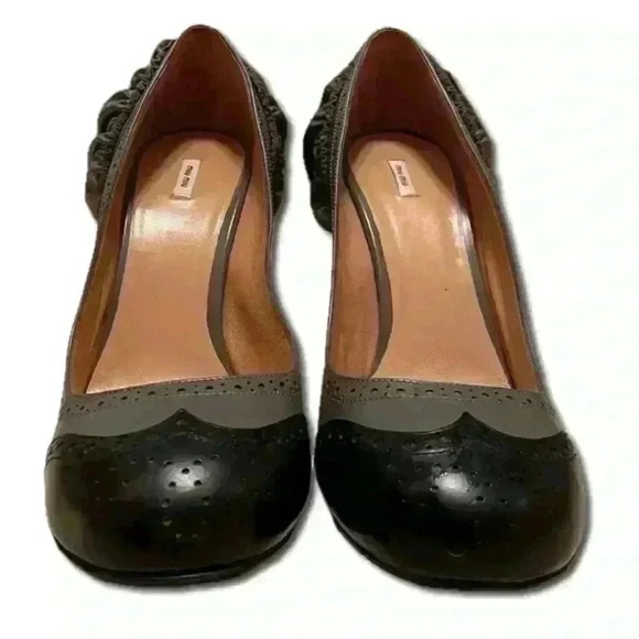 Miu Miu Italian, gray/black brogue leather pumps with ruffle heels; size 40.5 - Picture 4 of 8